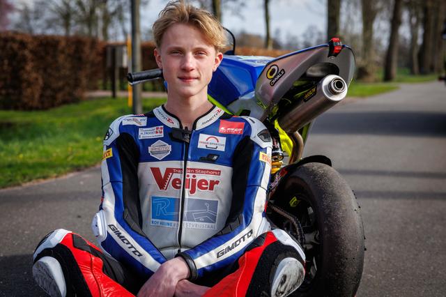 Wegracetalent Kiyano Veijer uit Staphorst jaagt met eigen team WK-droom na in Sportbike-klasse