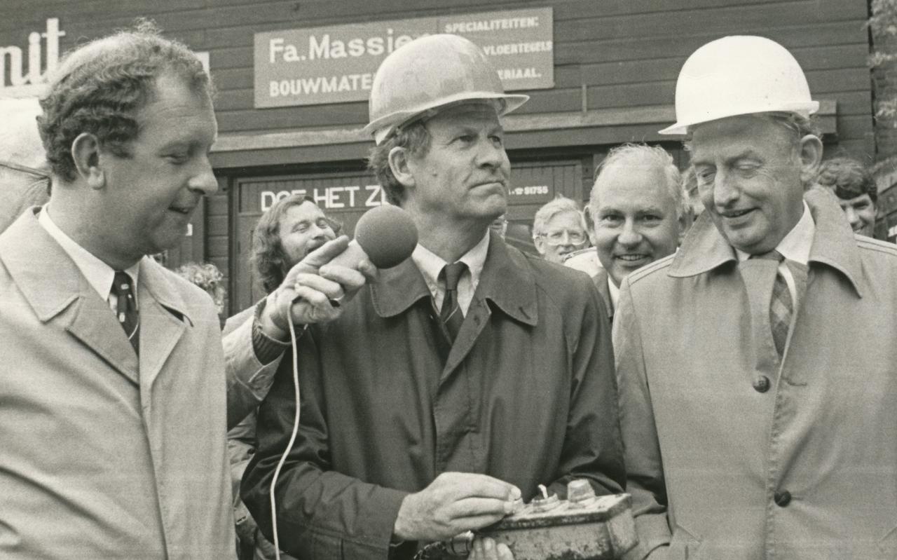 Staatssecretaris Gerrit Brokx geeft in 1983 het officiële startsein voor het herstel van de grachten. Hij slaat de eerste damwandplaat aan de Sluisgracht. Hij krijgt assistentie van burgemeester Dick van den Noort (links) en gedeputeerde Tale Willems.