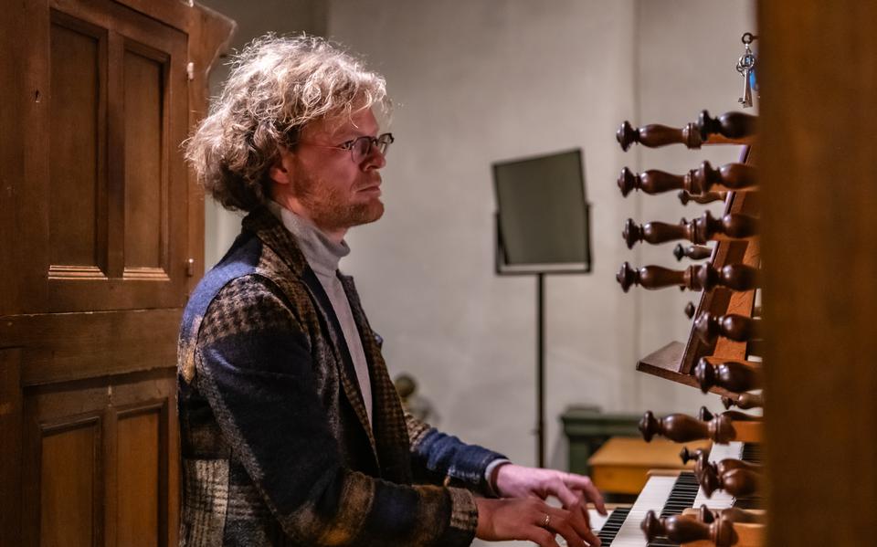 Mannes Hofsink speelt dinsdag 'Europapa' op het carillon van de Meppeler Toren.
