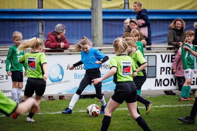 Vv Staphorst zet jeugd aan het voetballen met uniek mix-toernooi