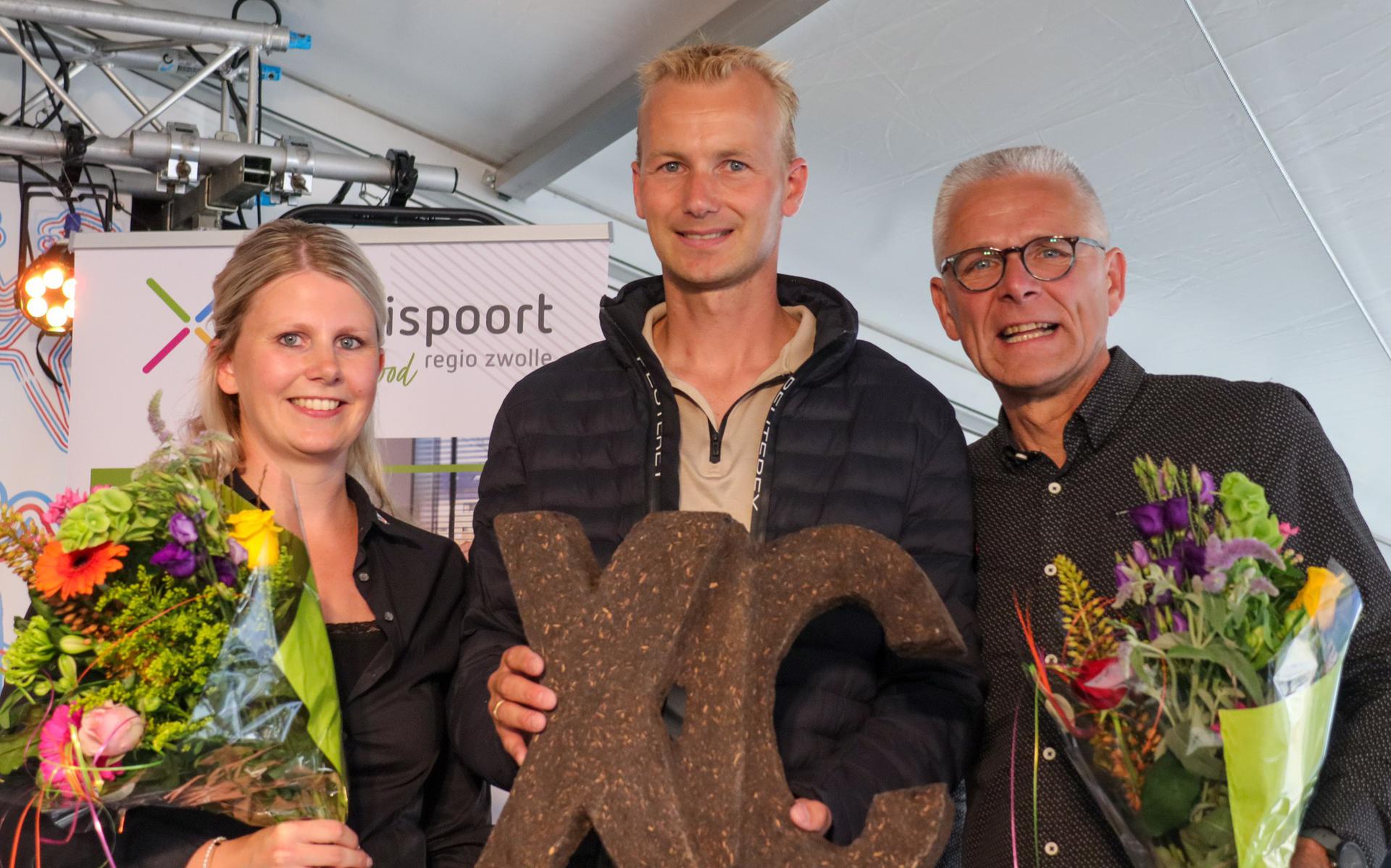 Angela Buitenhuis, Klaas Kooiker en Roel Poolman nemen de prijs in ontvangst.