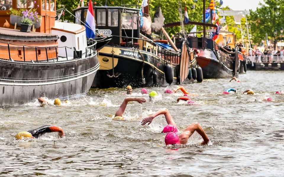 Momentopname van de Meppel City Swim, tijdens het Grachtenfestival van vorig jaar.