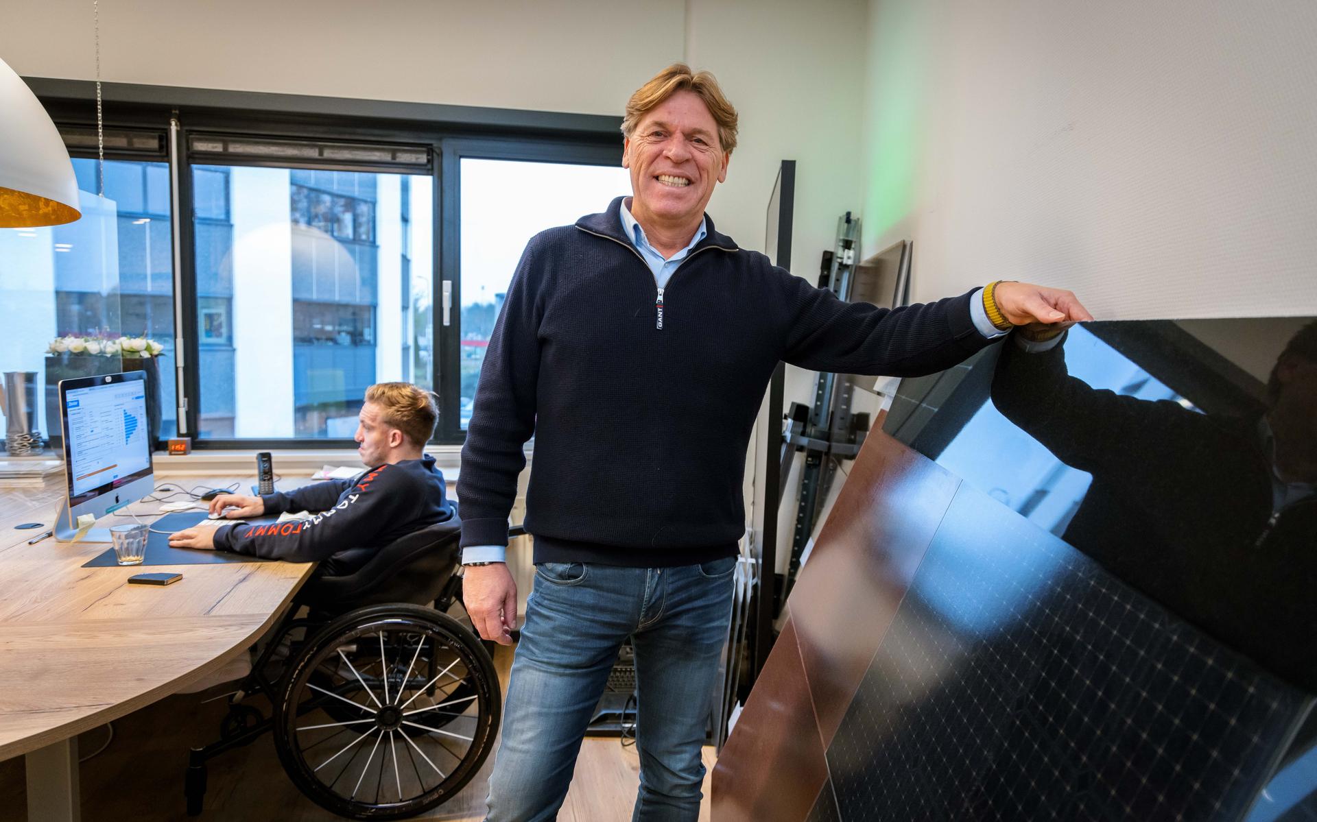 Pouwel Slurink en zijn team hebben het druk, de vraag naar zonne-energie is enorm.