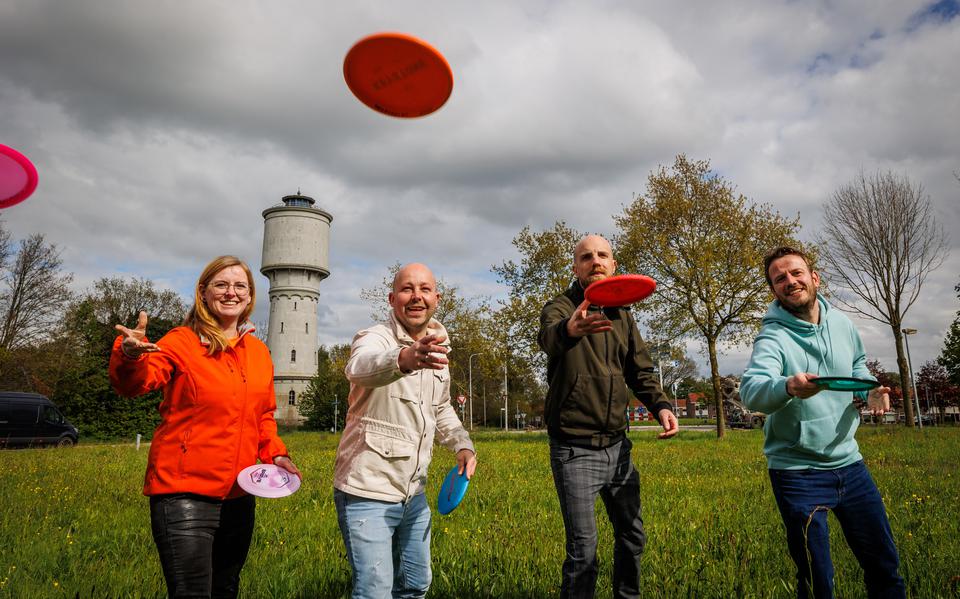 Er komt een discgolfbaan in het Watertorenpark. Vlnr: Roxanne Dekker, Jordy Liezen, Menno Vanger en Robert Groen.
