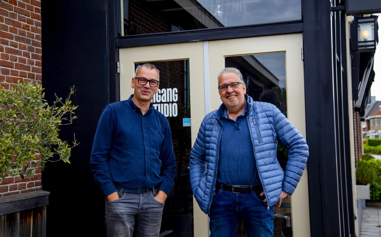 Bert Bouwknegt, mede-eigenaar van Studio2, en DJ Bertus Roodhof bij Studio2 in Meppel.