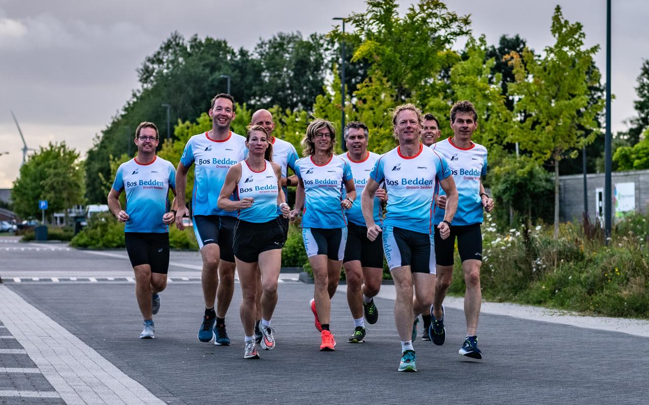 Leden van de loopgroep AG '85 in actie tijdens een trainingsavond. Voorzitter Albert Mussche loopt voorop. Leden van de loopgroep AG '85 in actie tijdens een trainingsavond. Voorzitter Albert Mussche loopt voorop.