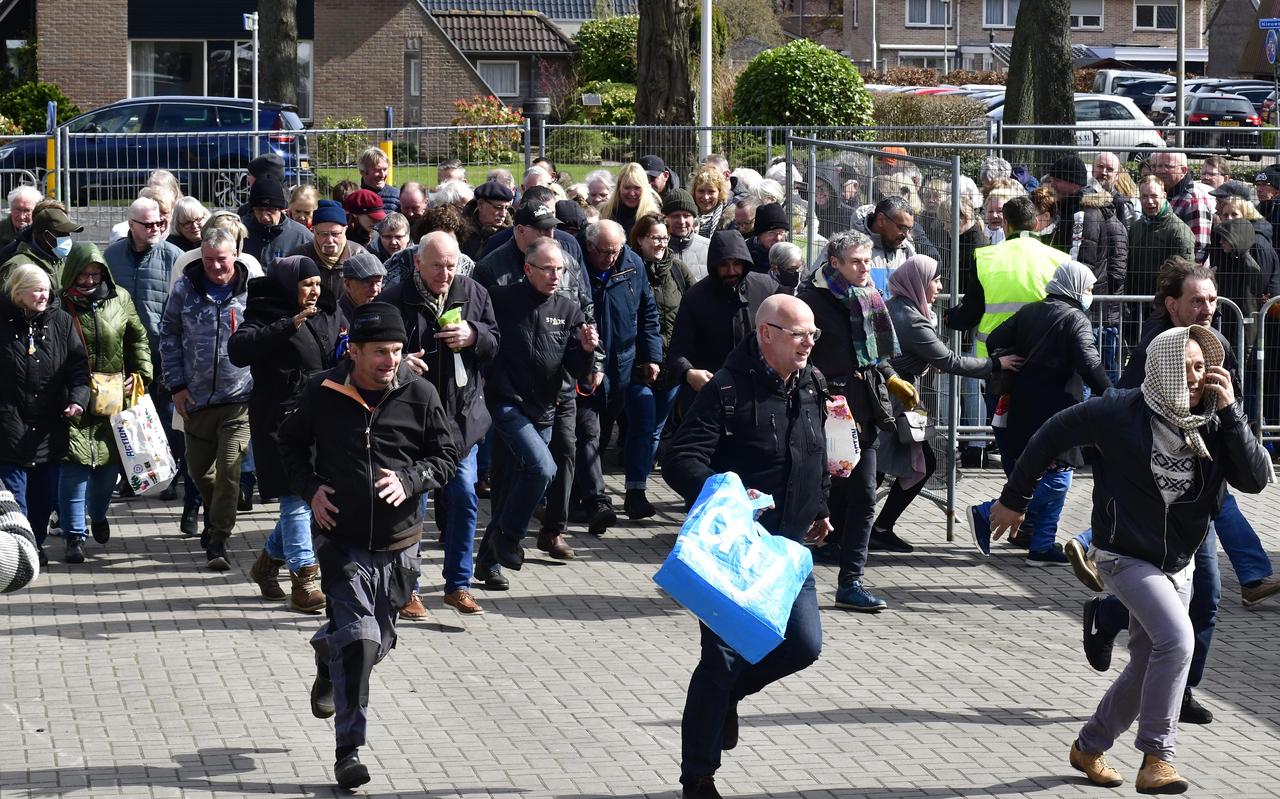 De eerste bezoekers van de rommelmarkt van DOS'46 trekken een sprintje naar de uitgestalde spullen. De eerste bezoekers van de rommelmarkt van DOS'46 trekken een sprintje naar de uitgestalde spullen.