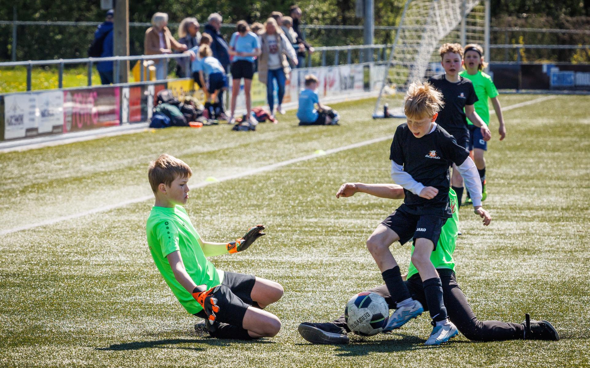Sprinkels tegen de Akker tijdens het Meppel schoolvoetbaltoernooi bij Alcides.