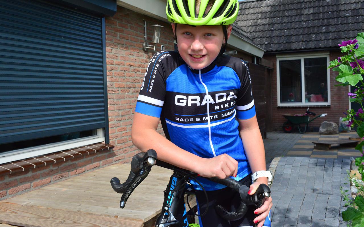 Zoë Brakke, hier bij haar ouderlijk huis in Staphorst, legde afgelopen weekend in Oldebroek beslag op de nationale titel in haar leeftijdsklasse. Ook haar zusje Lizzy mag zich nu Nederlands kampioen noemen. 