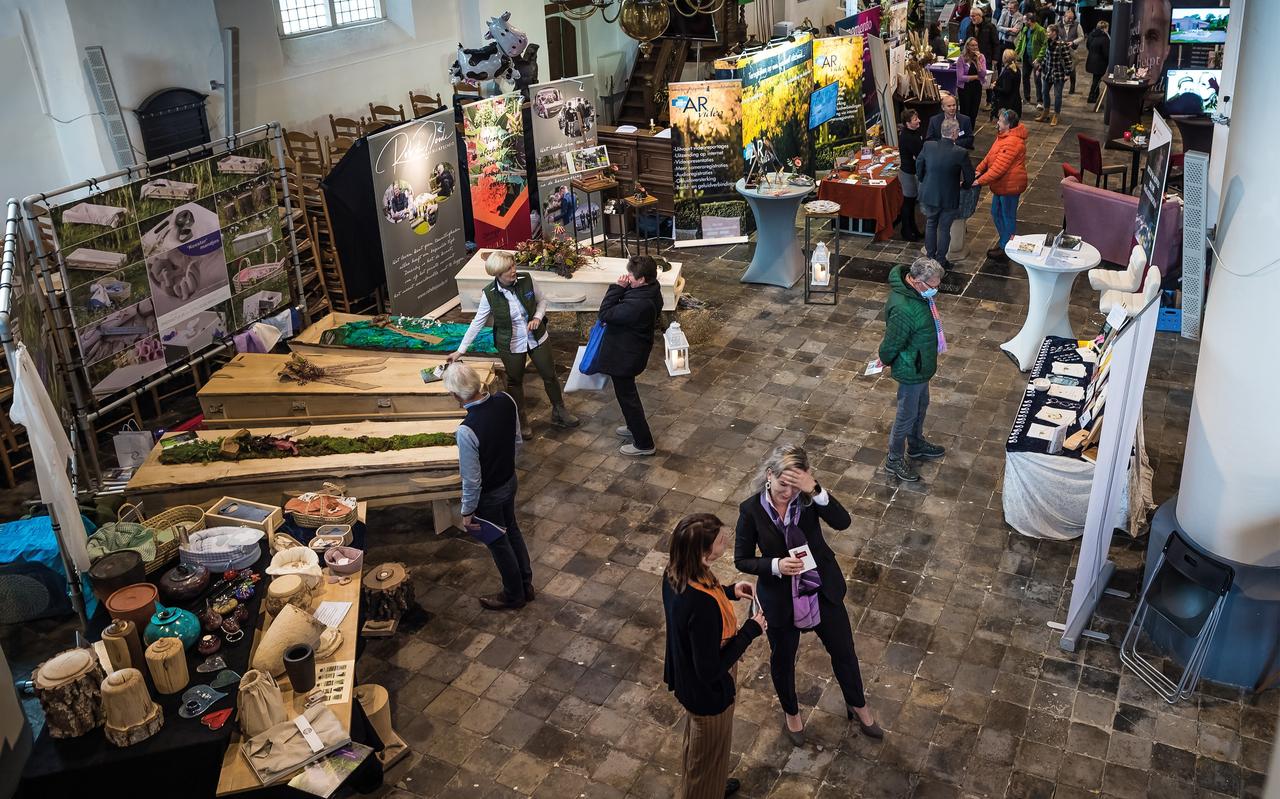 Het gesprek over de dood aangaan tijdens de uitvaartbeurs. Het gesprek over de dood aangaan tijdens de uitvaartbeurs.
