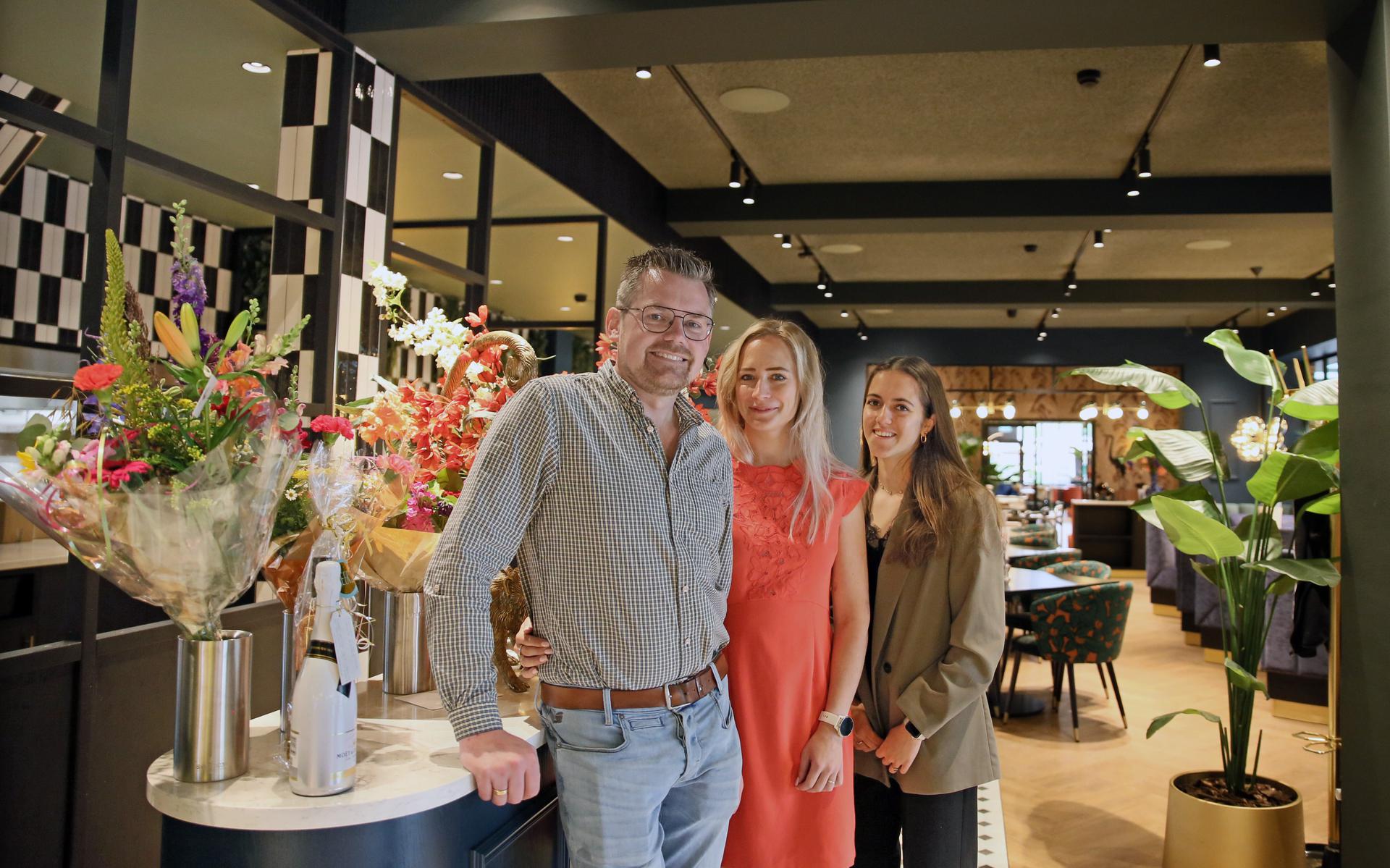 Jan Mulder, zijn vrouw Jeanet en medewerker Gestelle Mussche in het nieuwe restaurant en grandcafé Waanders.