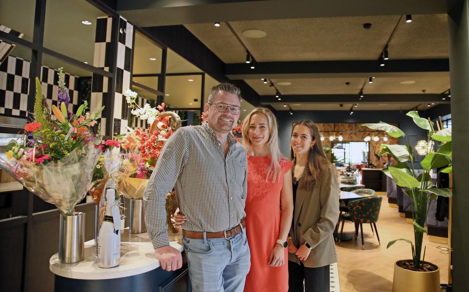 Jan Mulder, zijn vrouw Jeanet en medewerker Gestelle Mussche in het nieuwe restaurant en grandcafé Waanders.