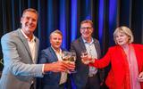 Klaas de Vries, Robin van Ulzen, Eduard Annen en Jeannet Bos (vlnr) proosten op het nieuwe coalitieakkoord.