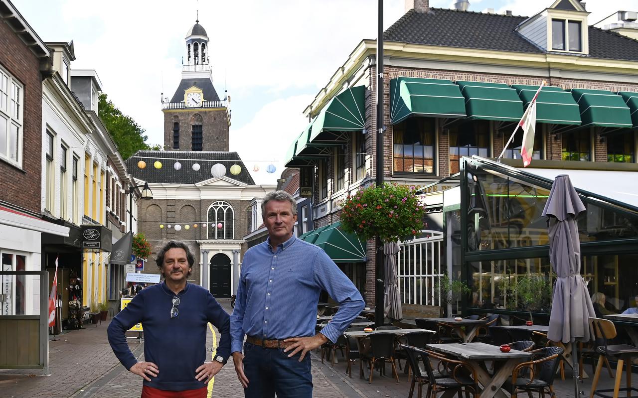 Henk Haze en Gerrit Fredriks met op achtergrond de Meppeler Toren. 