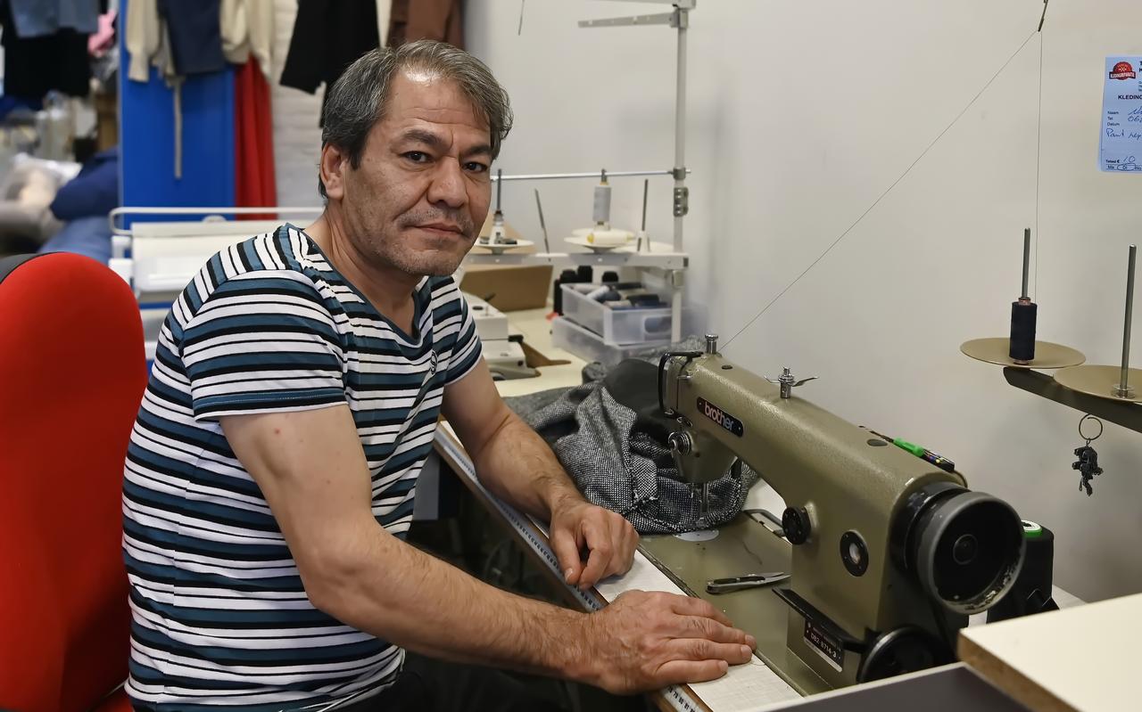 Alem Mirzad op zijn vertrouwde werkplek bij Stomerij Meinen. Alem Mirzad op zijn vertrouwde werkplek bij Stomerij Meinen.