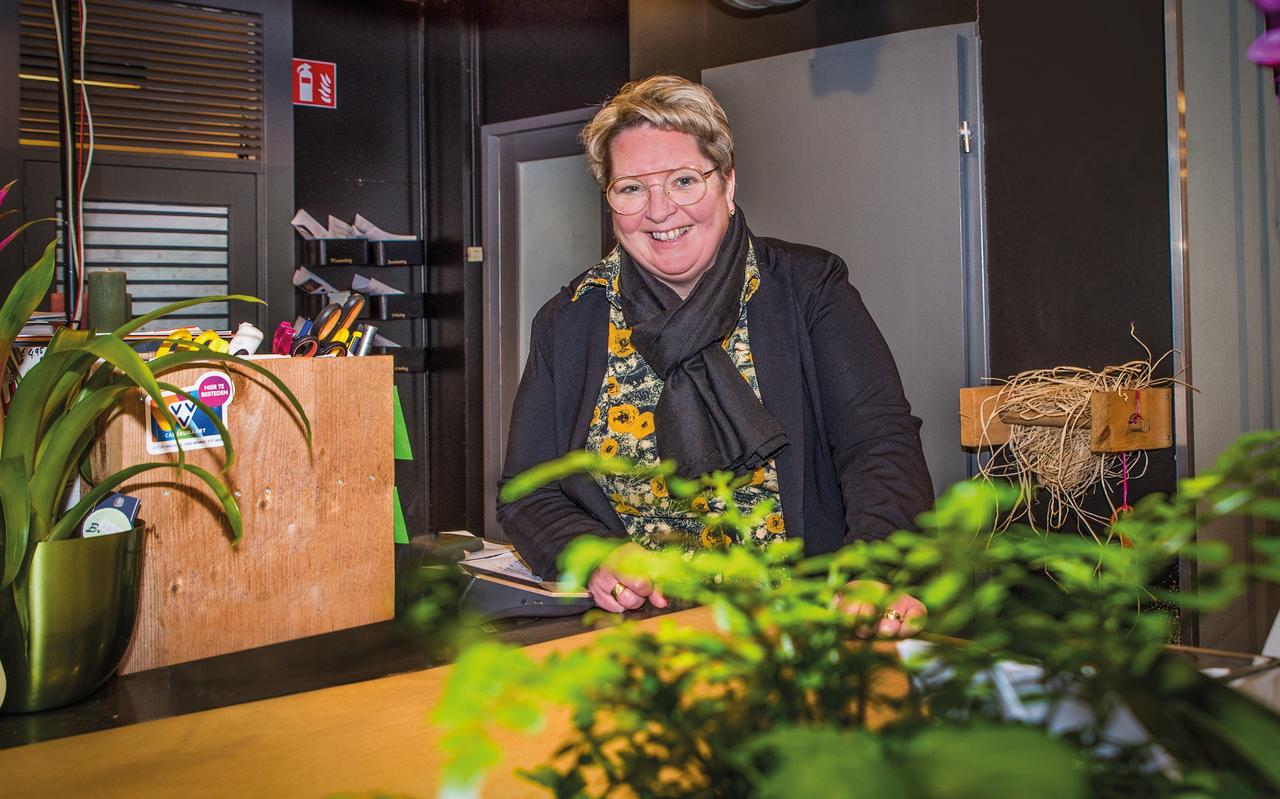 Herma Petersen in haar bloemenwinkel. Herma Petersen in haar bloemenwinkel.
