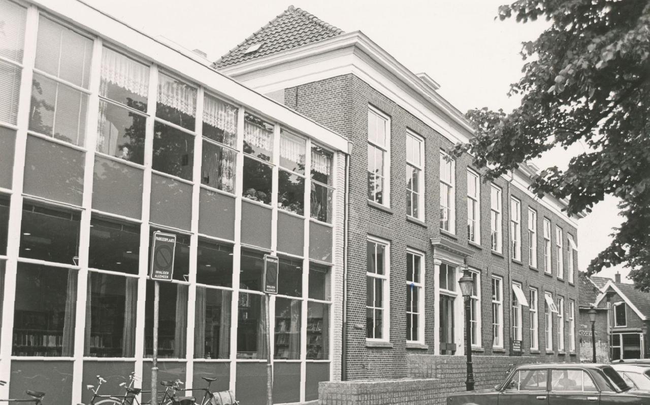 De bibliotheek aan de Grote Markt, in 1978. De Grote Markt wordt altijd de Wheem genoemd. De bibliotheek werd vroeger ook wel aangeduid met de Openbare Leeszaal. Links staat de uitbreiding van de bibliotheek. Dit deel is gebouwd onder architectuur van Gerrit Rietveld.