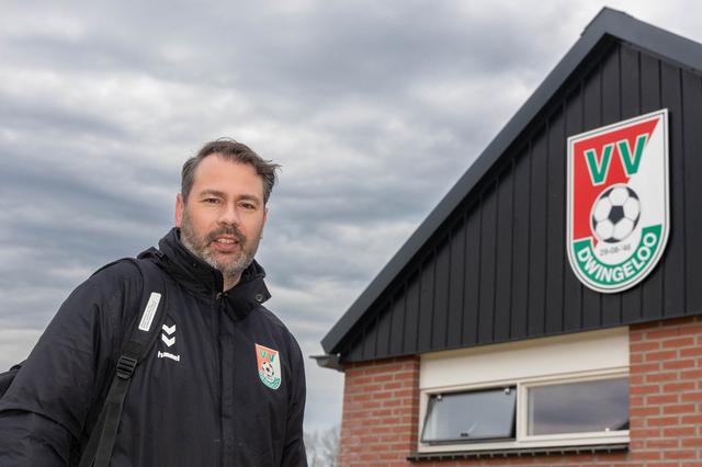 Voetbalvereniging Dwingeloo en trainer Niels Assen zijn een match: ‘Bij promotie liggen we voor op s