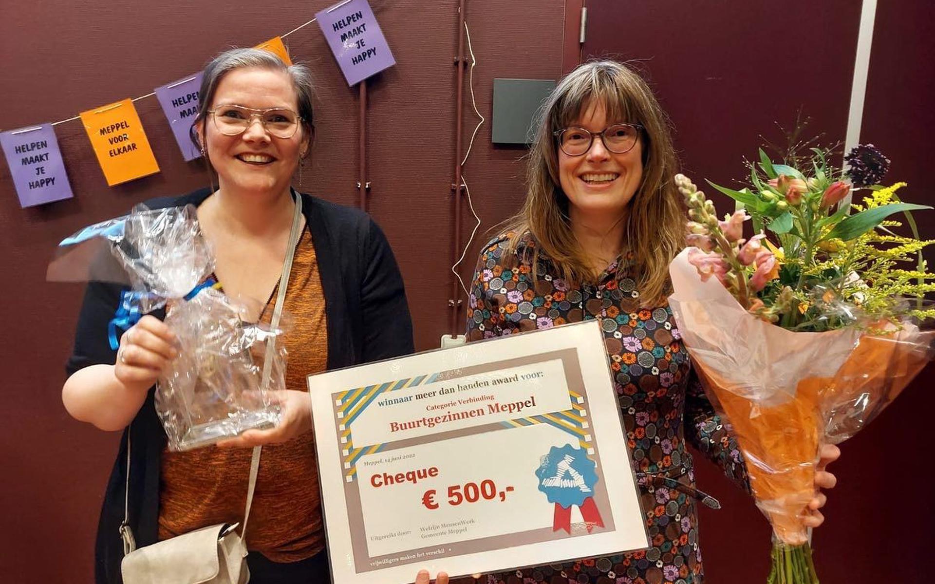 Anne Gré Geurtsen (steungezin) en Geke Maes zijn blij met de prijs.
