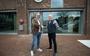 Bert Hoevenberg (r) draagt met een handdruk zijn klanten over aan Rob Reinink (l) van Millart Design + Communicatie.