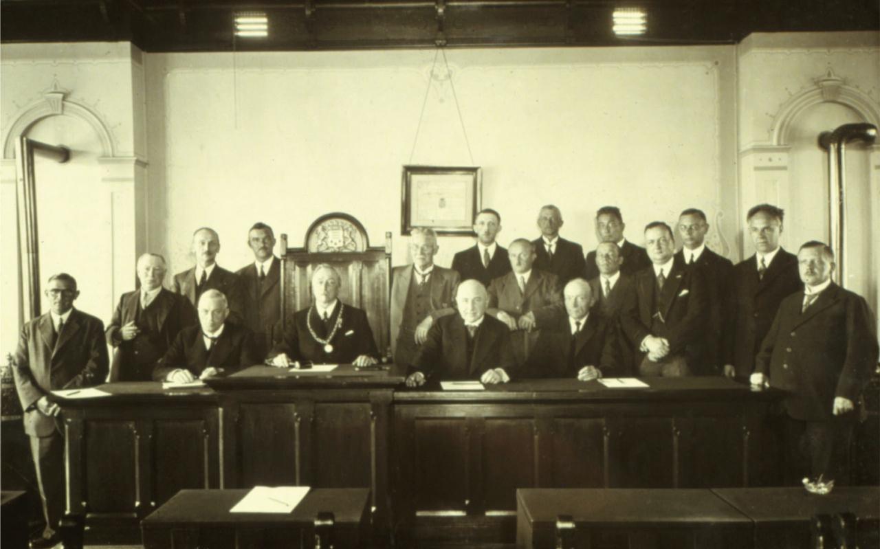 De gemeenteraad van Meppel in 1935 met burgemeester Knoppers, de wethouders M. Lobstein en L. Hagedoorn en staand tweede van links Moos Goldsteen. De gemeenteraad van Meppel in 1935 met burgemeester Knoppers, de wethouders M. Lobstein en L. Hagedoorn en staand tweede van links Moos Goldsteen.