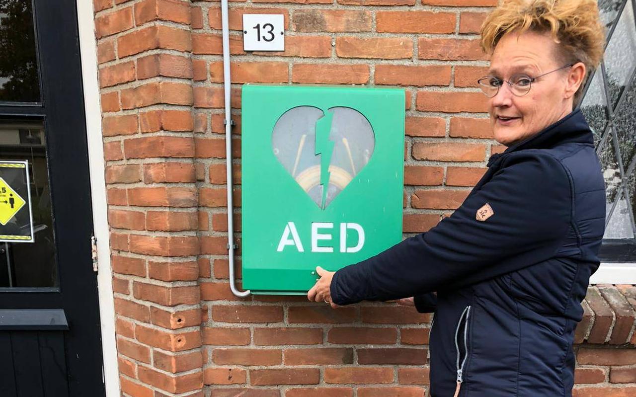 Sienette van het Hof bij de AED in Oosteinde. Sienette van het Hof bij de AED in Oosteinde.