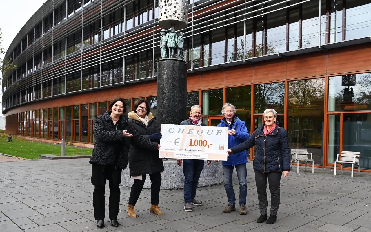 Overhandiging cheque door Zonta rond de Reest, Liesbeth den Hollander aan de voorzitter van de Arme Kant van Meppel, Jan Bloksma en de secretaris, Henk Rous. Overhandiging cheque door Zonta rond de Reest, Liesbeth den Hollander aan de voorzitter van de Arme Kant van Meppel, Jan Bloksma en de secretaris, Henk Rous.