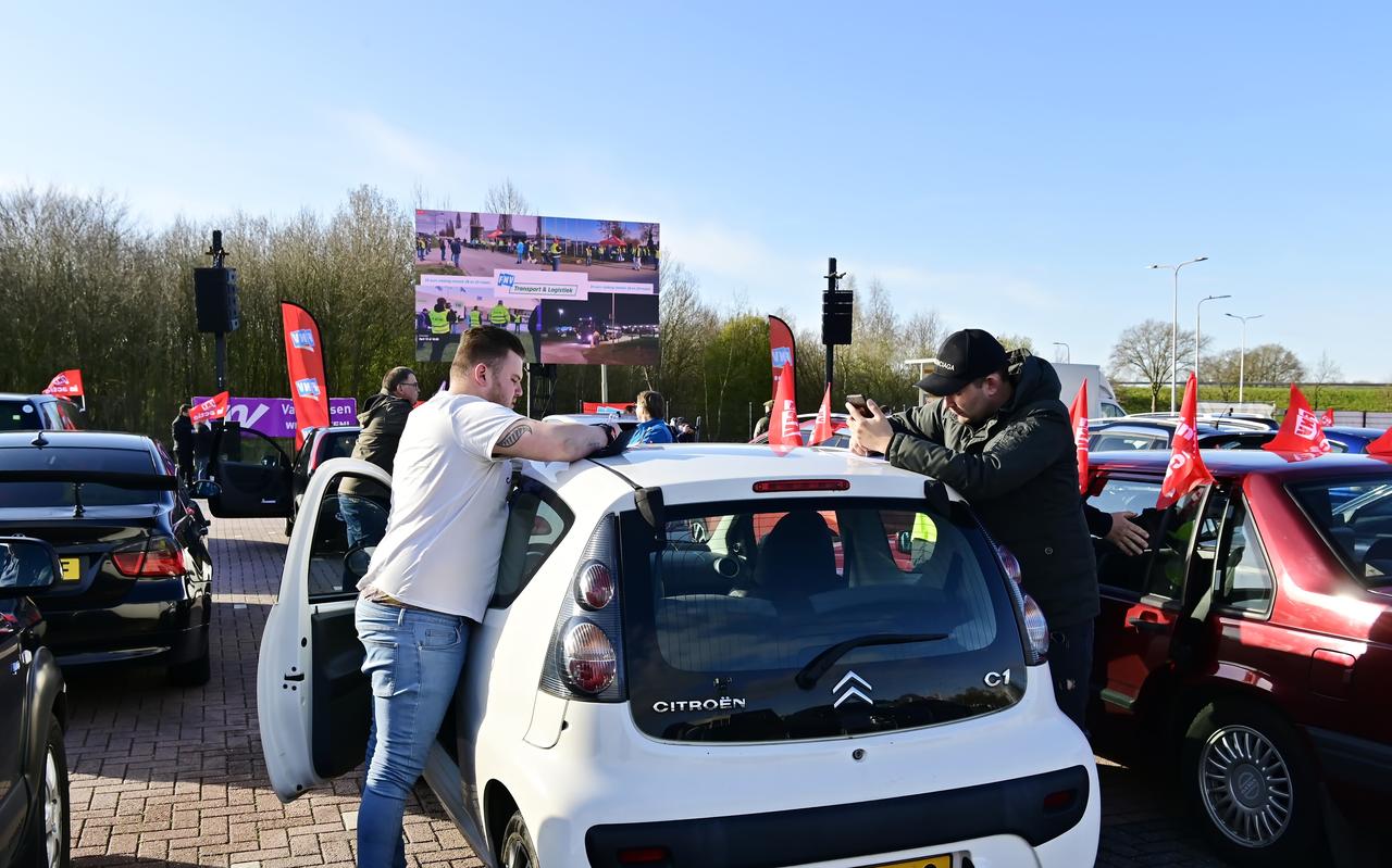 Rogat was vanmorgen één van de vier locaties waar de stakers bijeen kwamen om hun ongenoegen te uiten. Rogat was vanmorgen één van de vier locaties waar de stakers bijeen kwamen om hun ongenoegen te uiten.