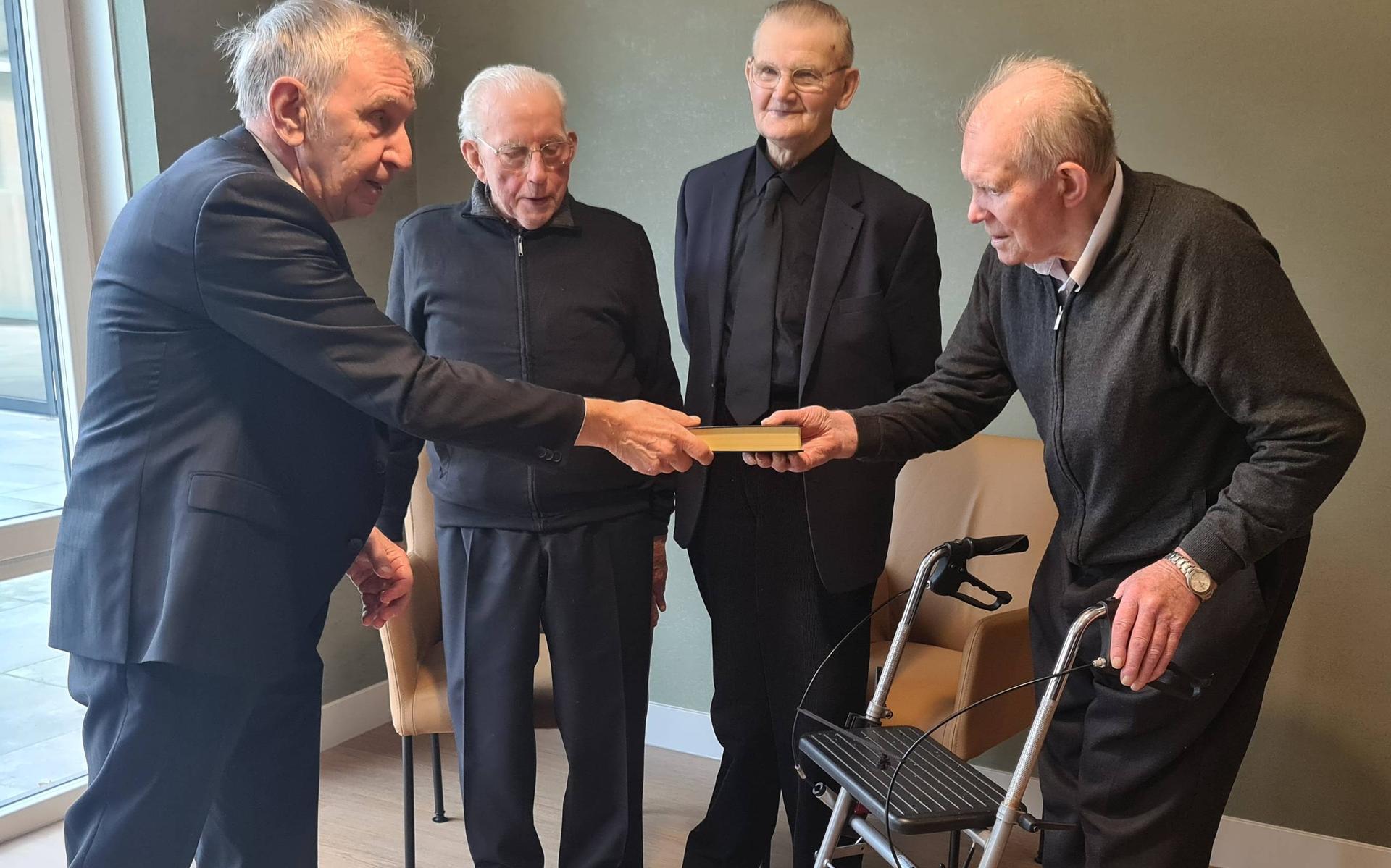 De eerste bijbel werd door H. van Arnhem (links) overhandigd aan J. Bouwman.