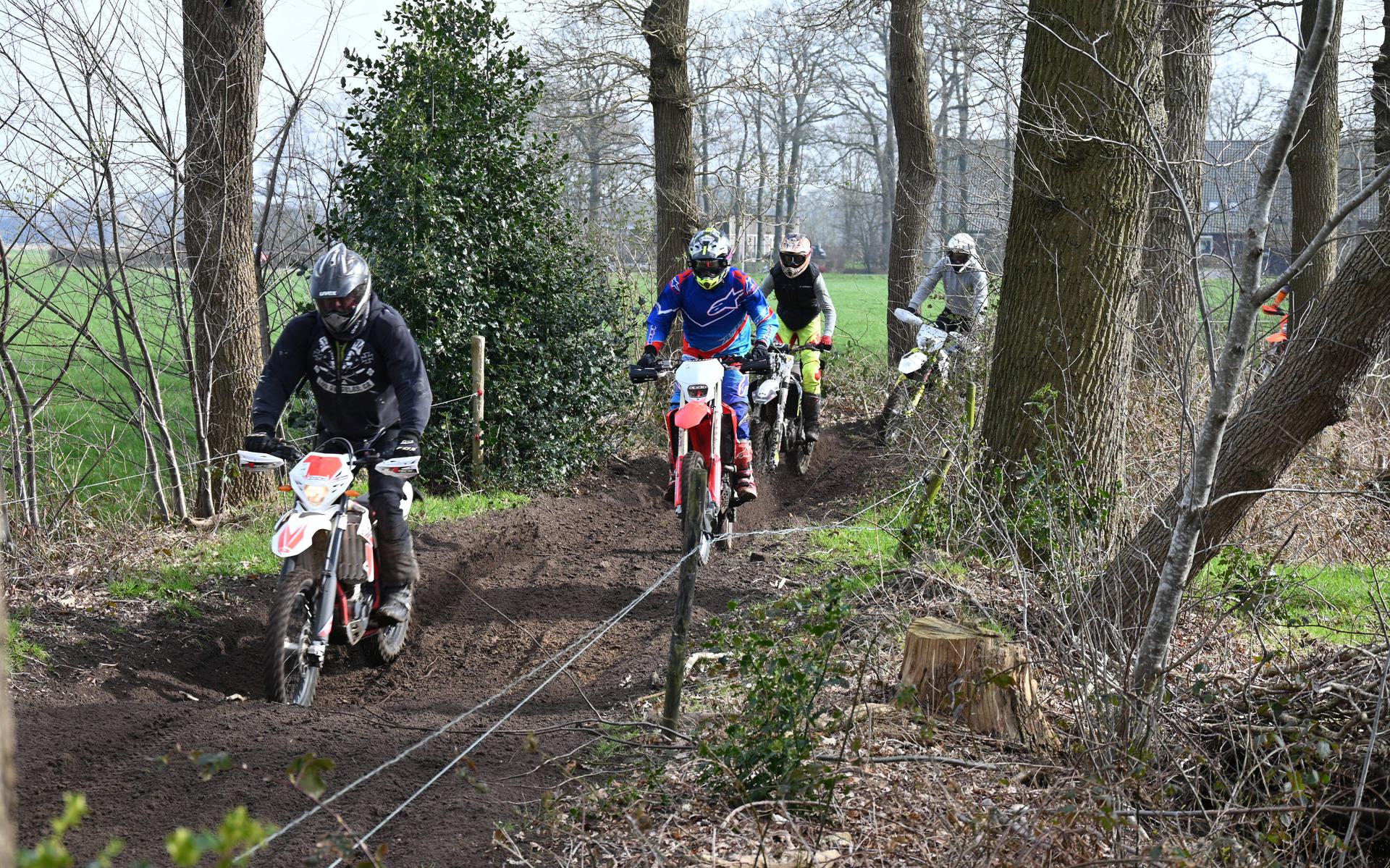 De deelnemers aan de off the roadrit van de Antrappers kregen een gevarieerde parcours voorgeschoteld, de crossers hadden echter vooral oog voor de veiligheid.