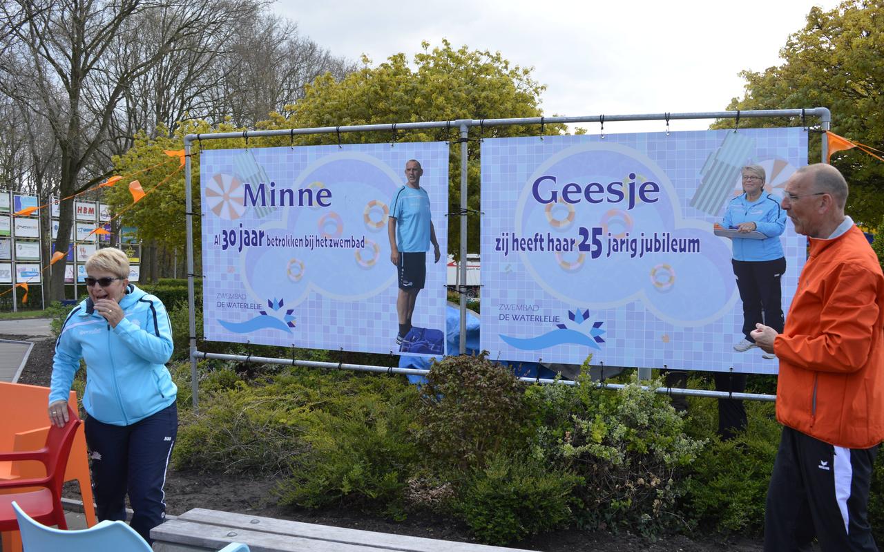 De verrassing is groot bij Geesje Dekker en Minne Jellema na de onthulling van de doeken. Geesje kan het haast niet geloven. De verrassing is groot bij Geesje Dekker en Minne Jellema na de onthulling van de doeken. Geesje kan het haast niet geloven.