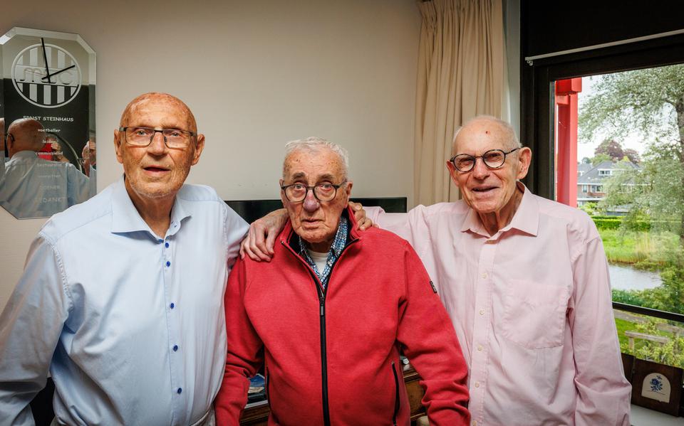 Al 75 jaar vrienden. van links naar rechts: Ernst Steinhaus, Nico Jordan en Meindert Spoelstra.