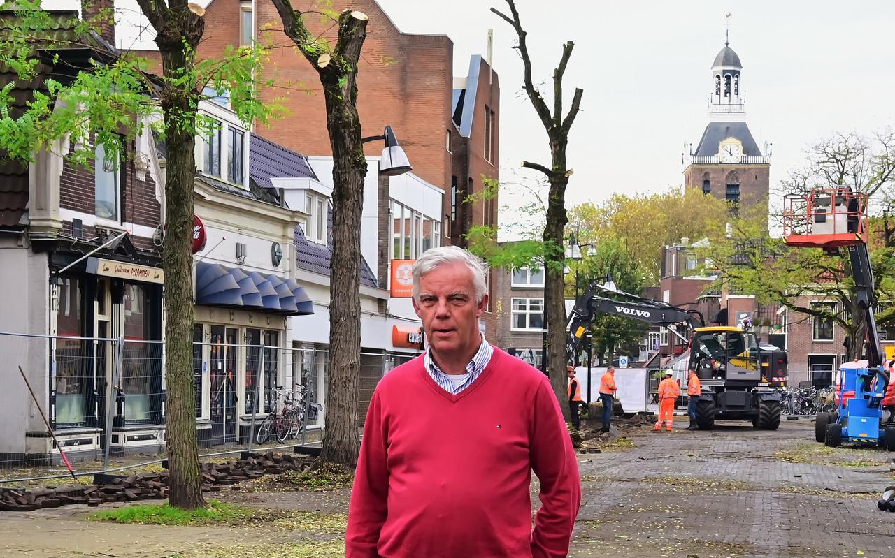 Jan Meijer, makelaar en oud-voorzitter van de Meppeler Handelsvereniging, op het Prinsenplein dat momenteel op de schop wordt genomen.