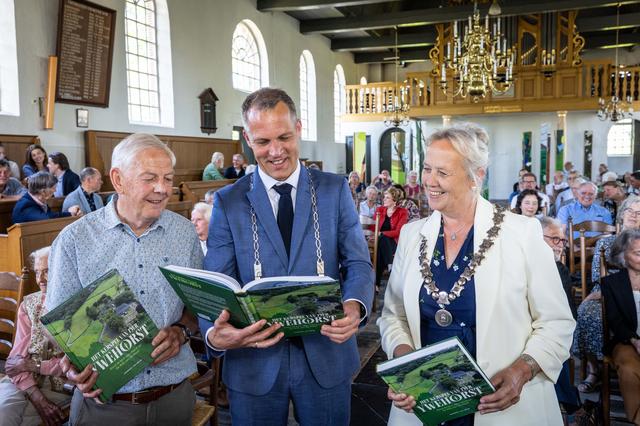 Omvangrijke geschiedenis van IJhorst en de Wijk gebundeld in een kloek boek: ‘Het Kerspel van der Yw