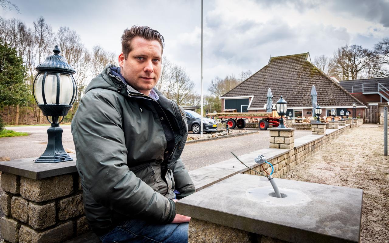 En weer zijn de buitenlampen gestolen bij De Nije. Eigenaar Wilko Korthuis wordt er moedeloos van. En weer zijn de buitenlampen gestolen bij De Nije. Eigenaar Wilko Korthuis wordt er moedeloos van.