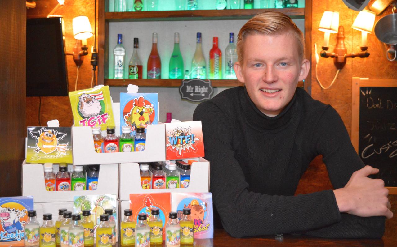 Lars Kloeze bij zijn assortiment CustomShots: 'We hebben hier vooraf met een groep kameraden gezeten en geproefd van vijftien verschillende smaken.' Lars Kloeze bij zijn assortiment CustomShots: 'We hebben hier vooraf met een groep kameraden gezeten en geproefd van vijftien verschillende smaken.'