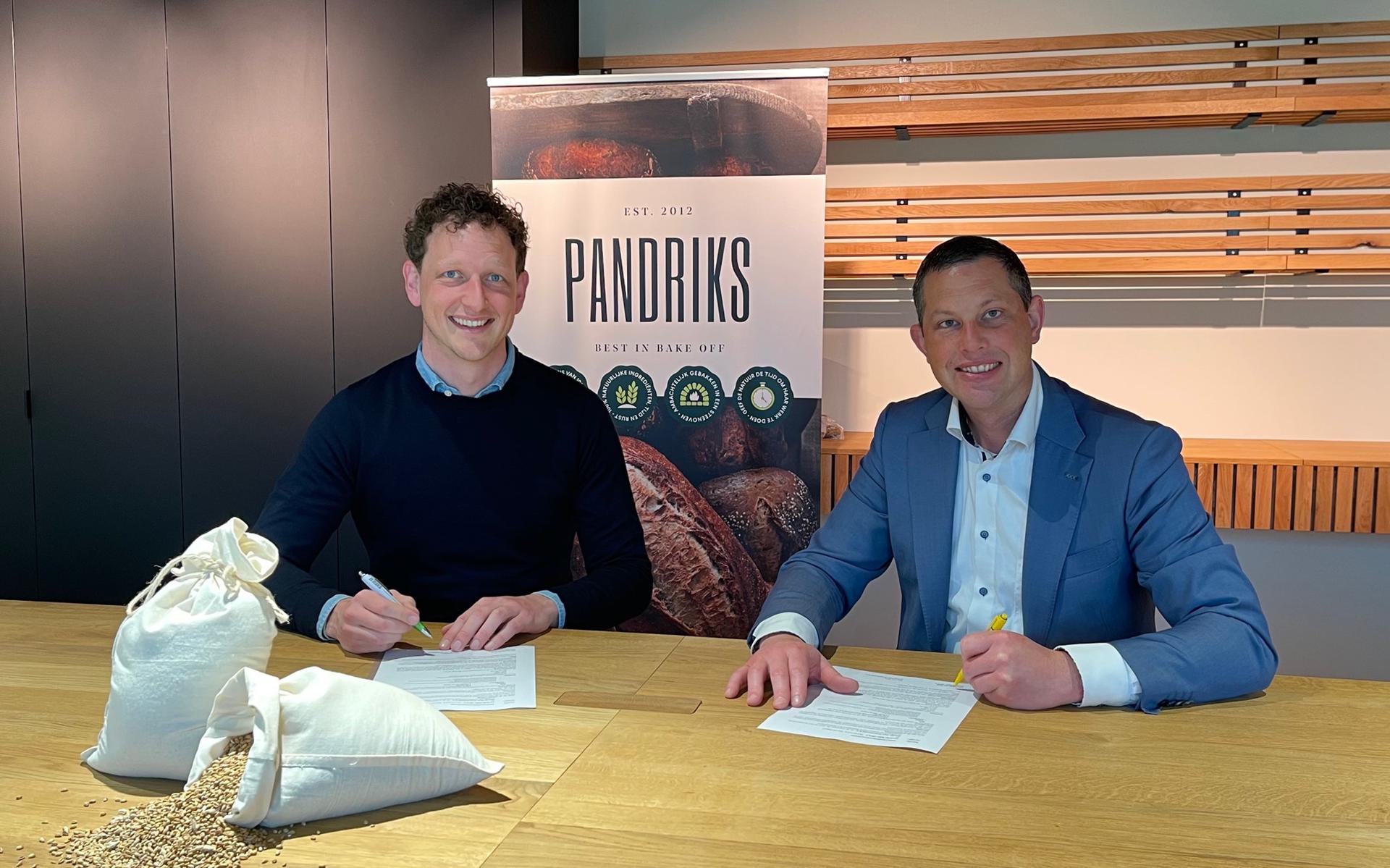 Peter van den Berg en George Pars ondertekenen de samenwerkingsovereenkomst. 