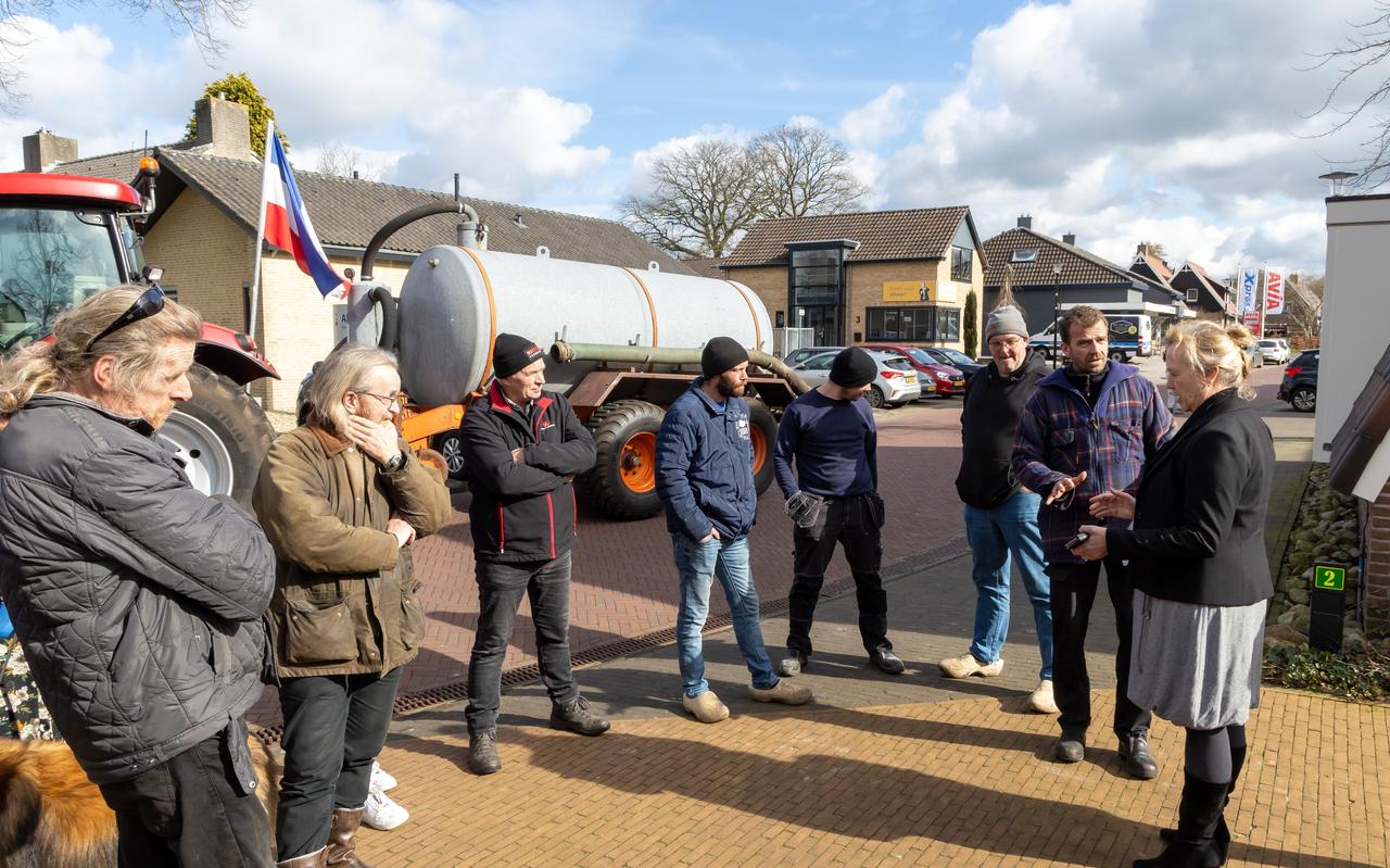 Boeren waren van plan het milieuprotest met giertanks te verstoren. Burgemeester Inge Nieuwenhuizen weet dit te verhinderen. Boeren waren van plan het milieuprotest met giertanks te verstoren. Burgemeester Inge Nieuwenhuizen weet dit te verhinderen.