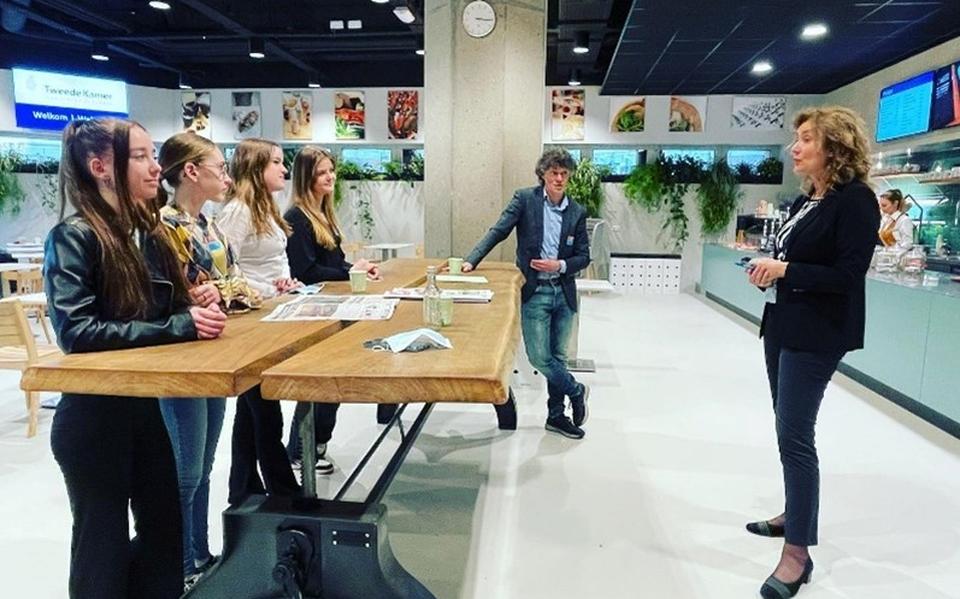 Leerlingen Agnieten College in gesprek met Vera Bergkamp over omgangsvormen in Tweede Kamer