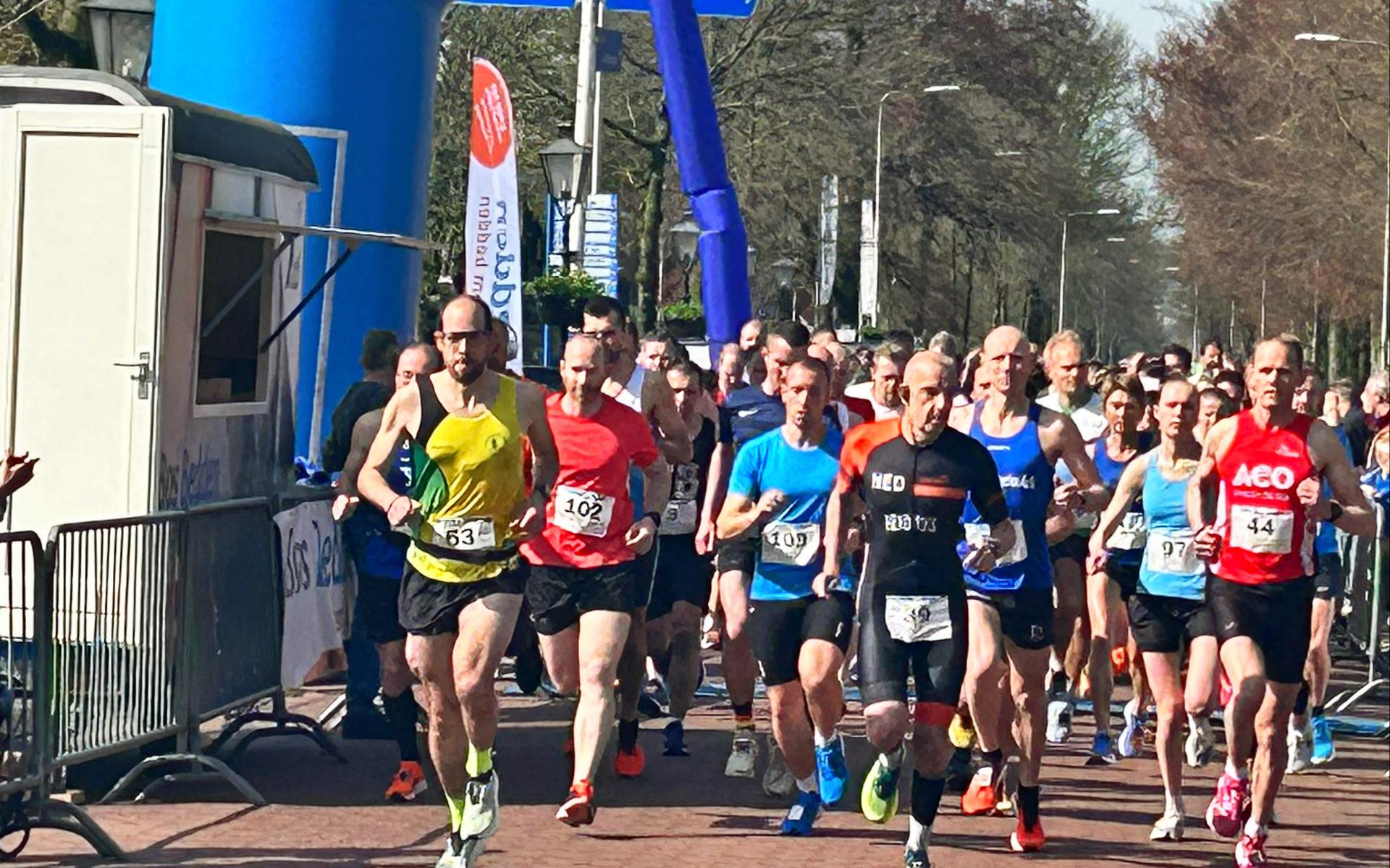 De start van de allereerste LIV Halve Marathon van Nieuwleusen.