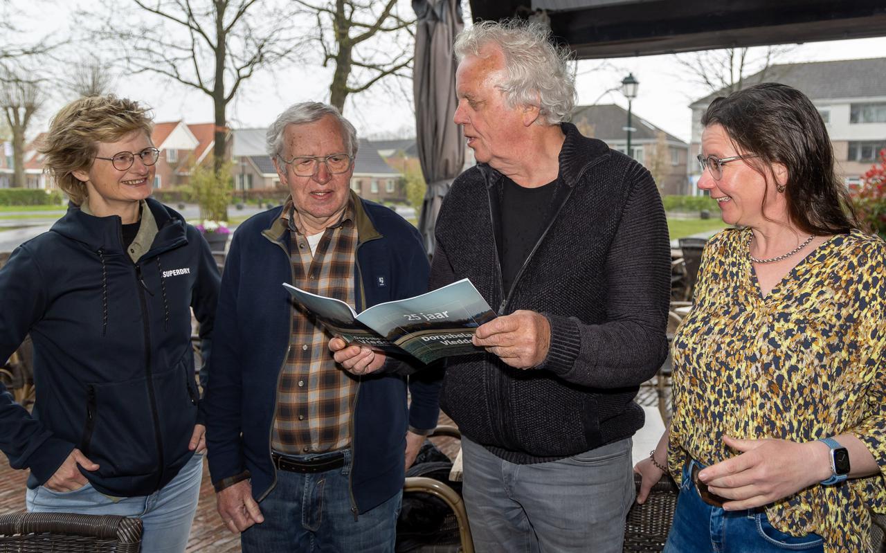 De jubileumcommissie van Dorpsbelang Vledder, van links naar rechts: Sandra Posthumus, Frans de Vries, Ronnie van Buren en Hijlkje Lootsma.