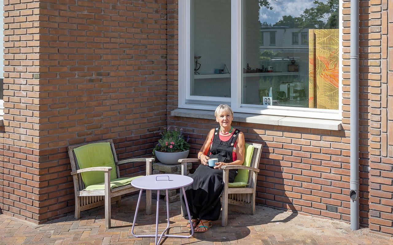 Sita Neutel heeft naast de voordeur een lekker hoekje om te zitten. Sita Neutel heeft naast de voordeur een lekker hoekje om te zitten.
