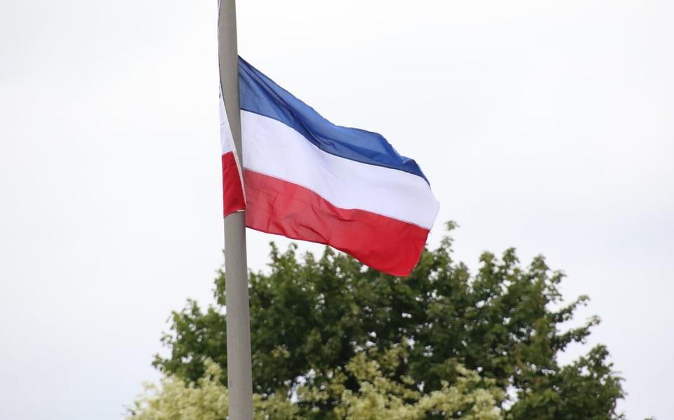 De omgekeerde Nederlandse vlag is het symbool van het boerenprotest geworden.