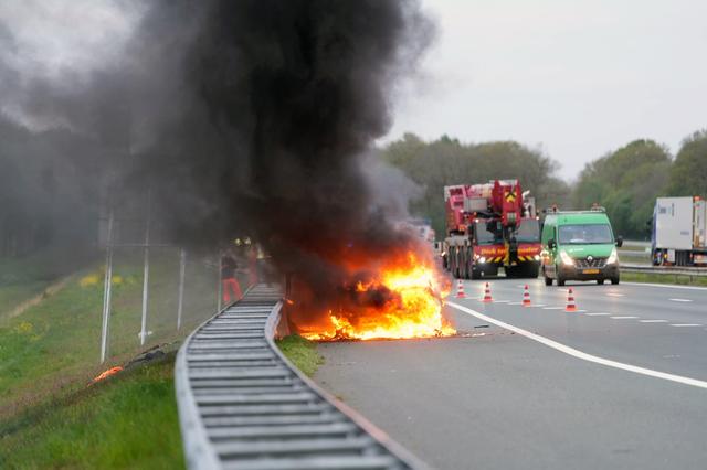 Auto brandt volledig uit op de A28 bij Rogat, inzittenden weten op tijd weg te komen