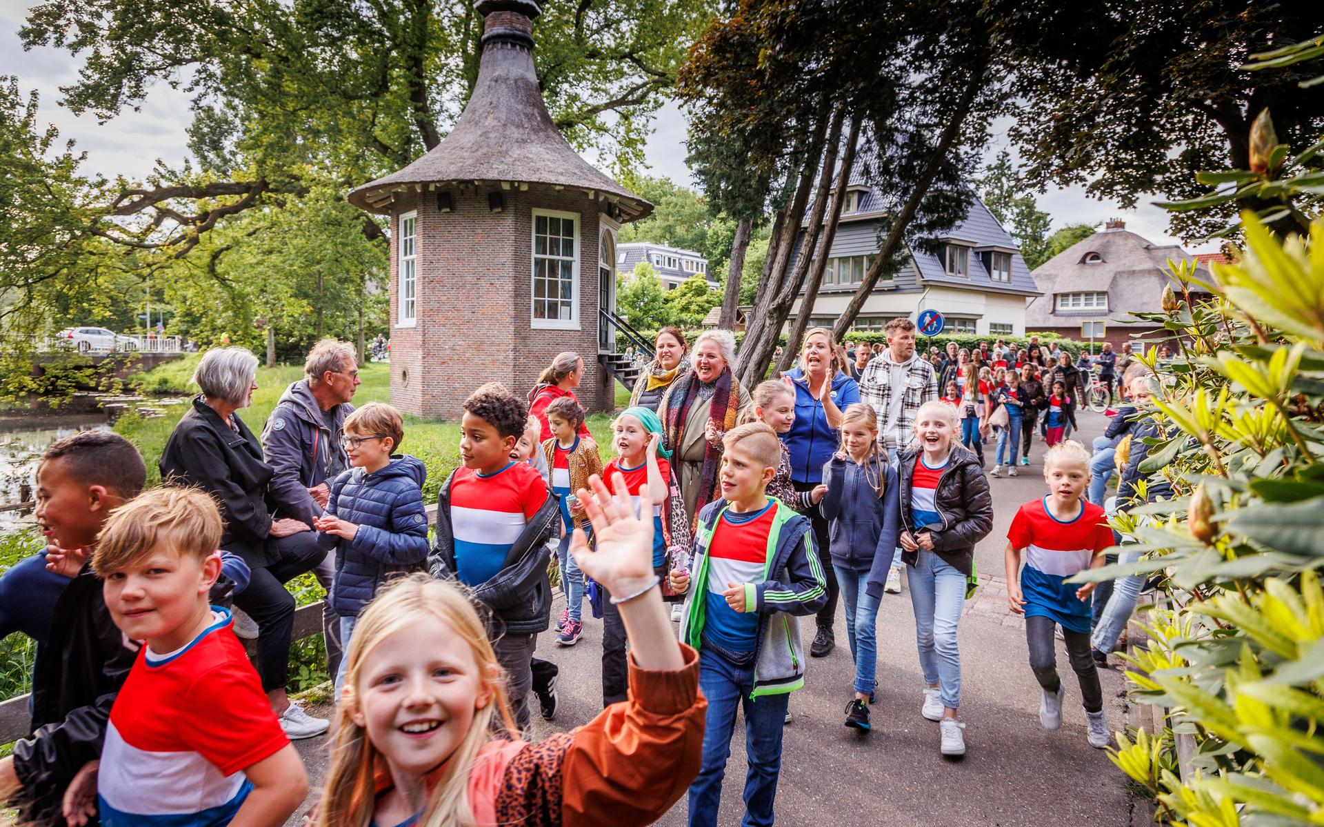 Deelnemers wandelen routes door heel Meppel, zo ook door het Wilhelminapark.