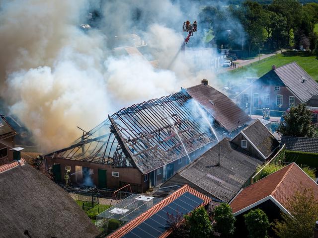 Brandweerkorpsen Staphorst, Nieuwleusen en Luttenberg zijn vanaf nu Rieten Dak Brandbestrijdingsteam