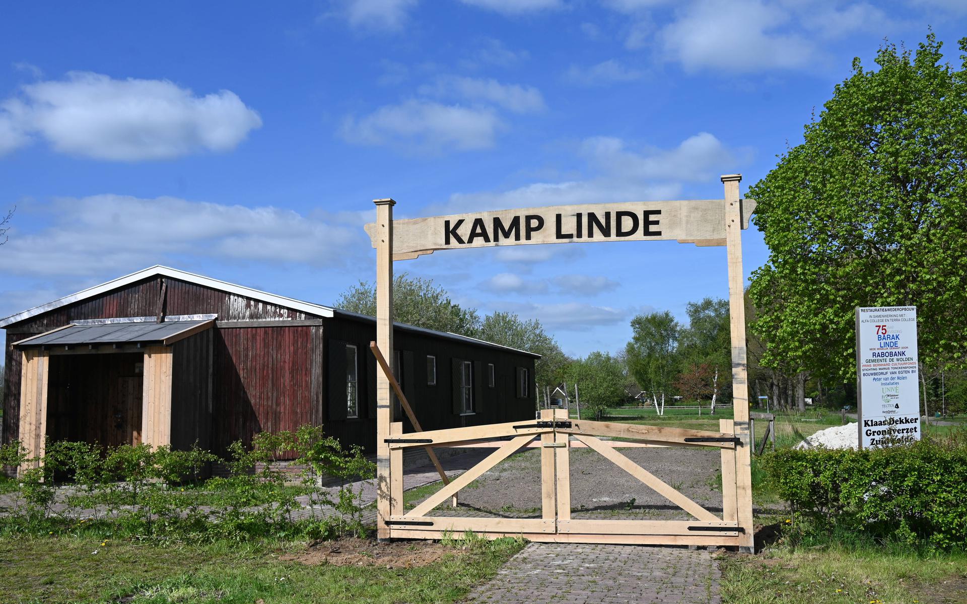 De door Drenthe Zaagt vervaardigde houten poort maakt Barak Linde in Zuidwolde bijna helemaal af.
