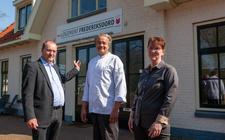 Eigenaren Marcel en Ginie Vos van Gasterij Logement Frederiksoord met in hun midden de nieuwe chef-kok Marco uit Zwolle.