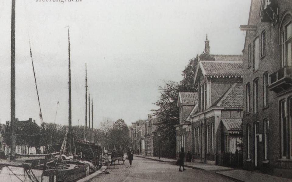 Het bedrijfspand van Reese en Beintema (later Interpharm) aan de Heerengracht. Links daarvan is de woning van de toenmalige directeur-eigenaar Jan van der Weerd.
