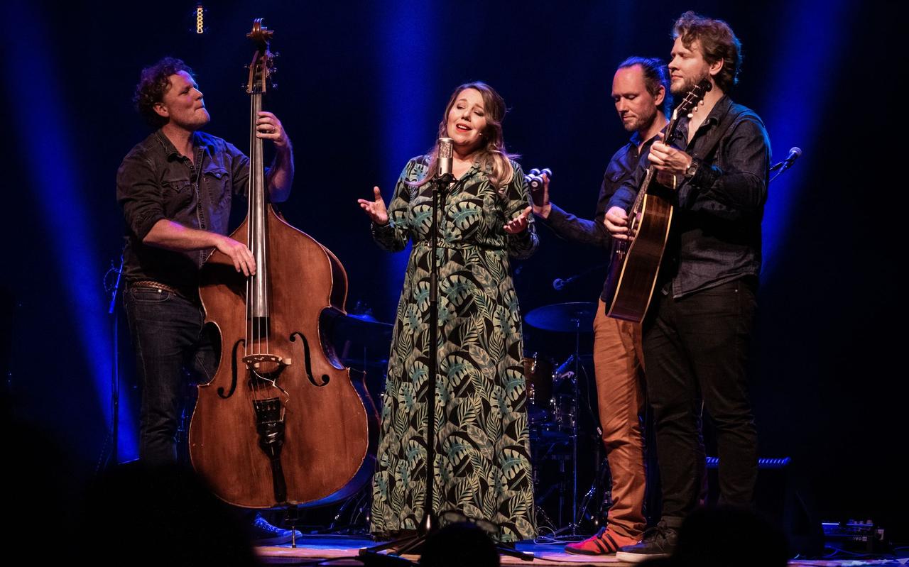 Esther, bassist Dirk Schreuders, gitarist Bas Schouten en drummer Bauke Bakker. Esther, bassist Dirk Schreuders, gitarist Bas Schouten en drummer Bauke Bakker.